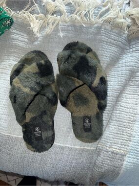 Volcom Women's Camo Fuzzy Crossband Slide Slippers - Olive/Black